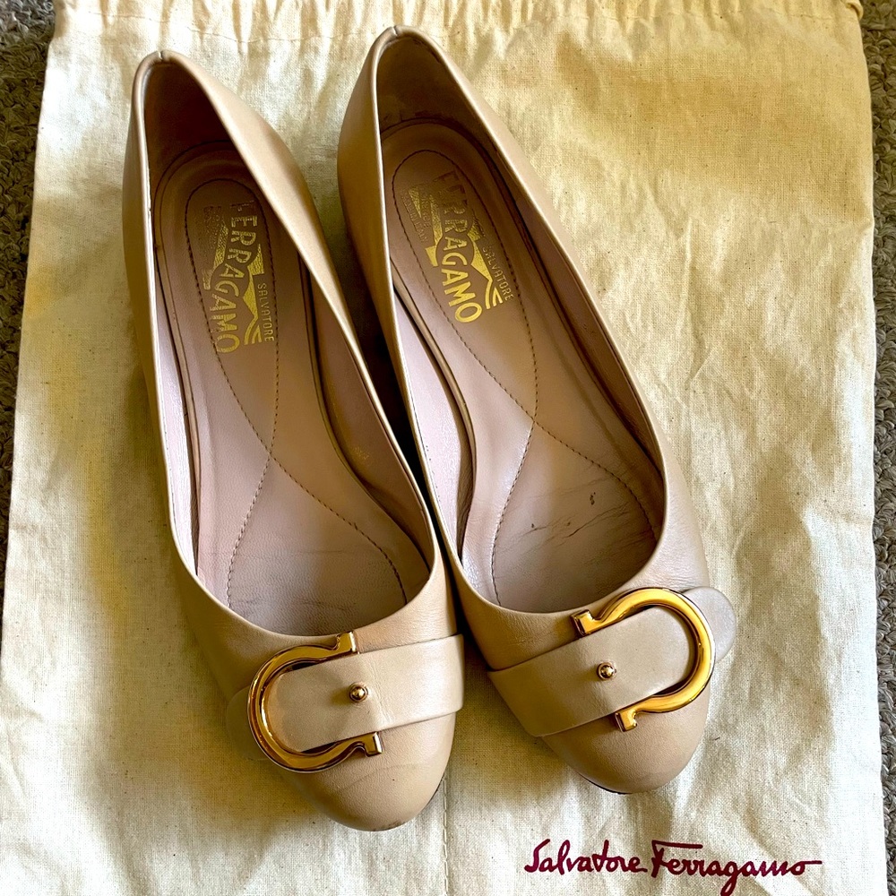 Salvatore Ferragamo 5.5 Cream Leather Flats with Gold Accent